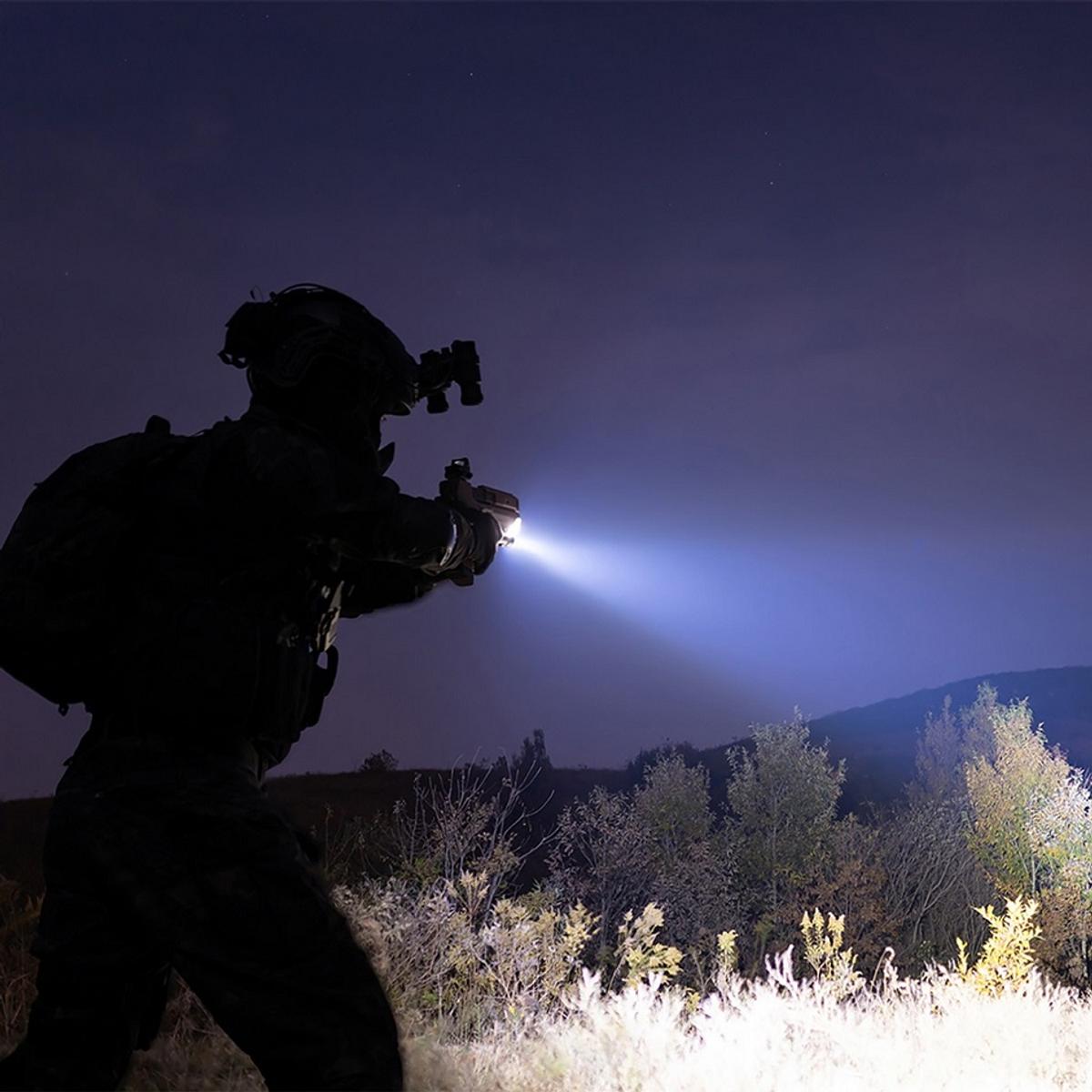 olight latarka pistoletowa z zielonym celownikiem laserowym baldr pro r 1350 lumenow czarna
