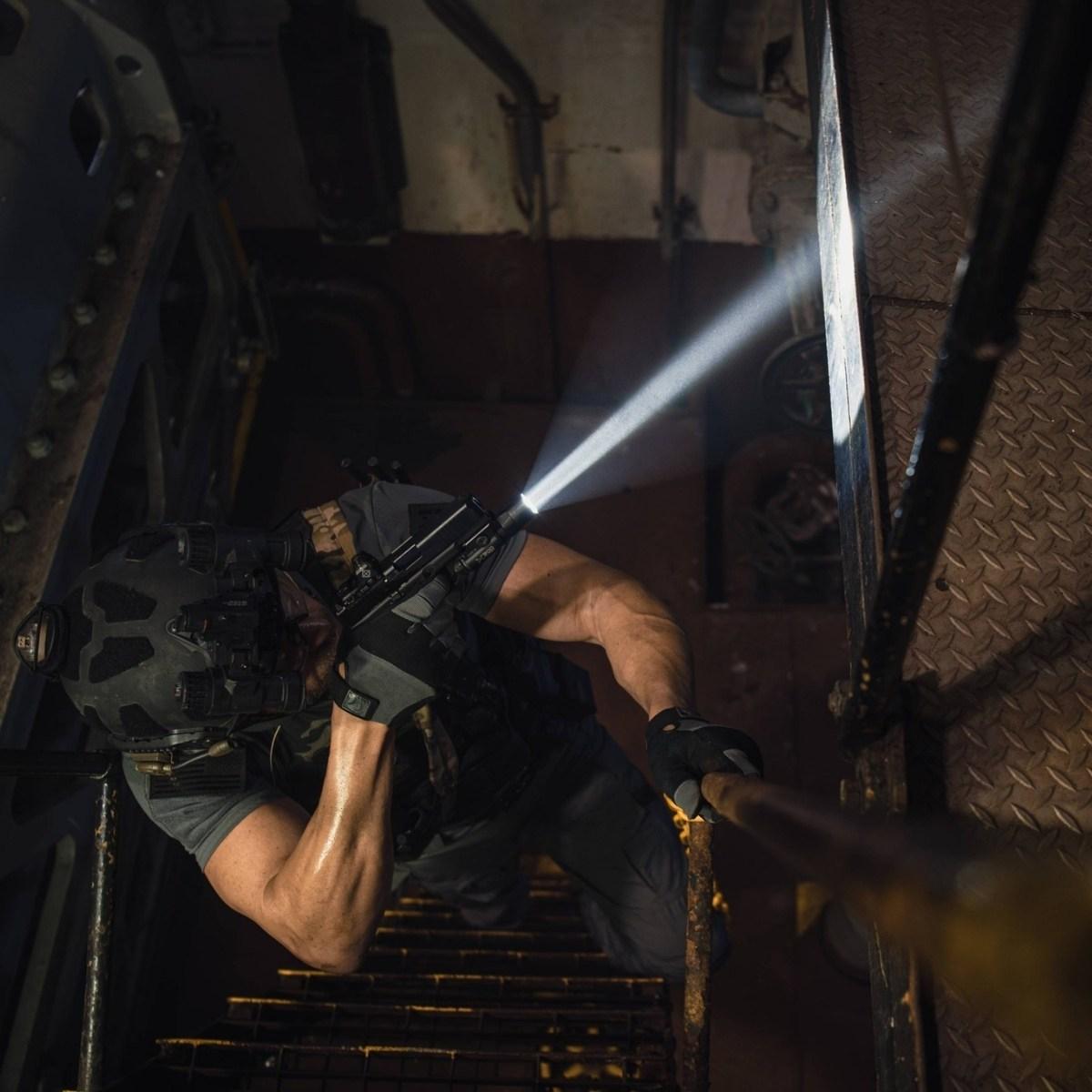 surefire latarka x300u b czarna 1000 lumenow